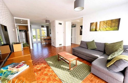 Epsom House | Spacious Family Bungalow with Garden for up to 7