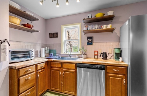 Front Park Apartment | Spacious & Family- Friendly 3-bedroom on Peaceful Historic Tree-Lined Street