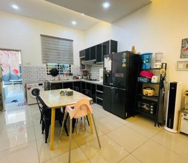 Durian Tunggal House | Spacious Family Homestay in Durian Tunggal with Private Pool