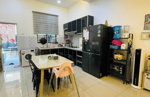 Durian Tunggal House | Spacious Family Homestay in Durian Tunggal With Private Pool - Muslim Only