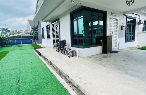 Durian Tunggal House | Spacious Family Homestay in Durian Tunggal With Private Pool - Muslim Only