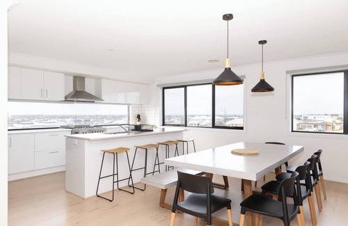 Torquay House | Spacious family home with pool and ocean views