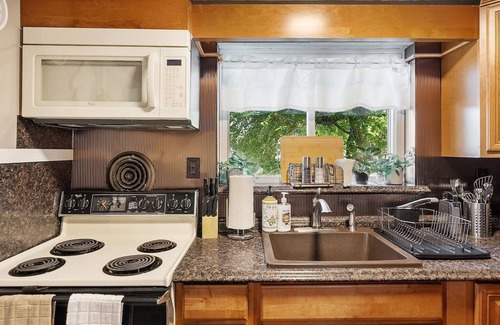 Morton Apartment | Spacious Family-Styled 2B/1B in the Philly Burbs w/Driveway!