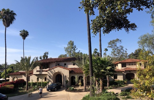 Covenant House | Spacious Family Retreat