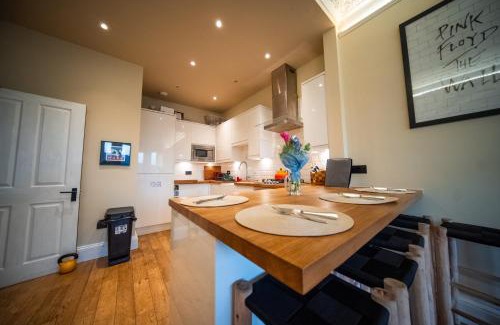 Gifford Apartment | spacious flat, close to the city centre with scenic views