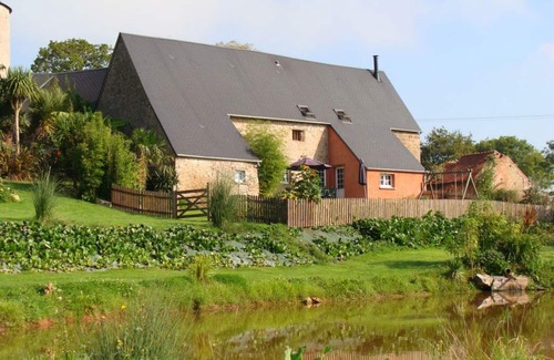 Montmartin-en-Graignes Cottage | Spacious Family Home with Garden, Terrace, and Wi-Fi, in Scenic Nature Park, Pet Friendly