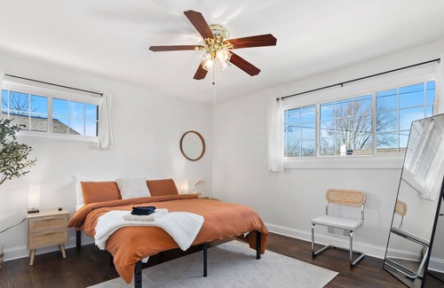 White Oak House | Spacious Getaway| 4BR QBEDS|12mi - DC+Attractions!