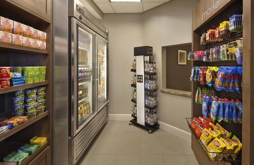 Avon Apartment | Spacious Good-Value Accommodation! 4 Cozy Units, Free Breakfast and Parking!