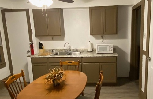 East St. Louis Apartment | Spacious Hideaway 10 mins from Dwtwn St Louis Archway