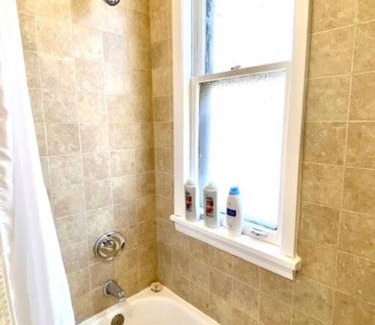 Lakeview Apartment | Spacious Historic Apartments In Lakeview Chicago - Walk to Wrigley, Nightlife, Shops, Hospitals