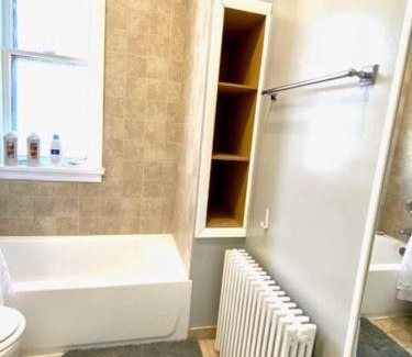 Lakeview Apartment | Spacious Historic Apartments In Lakeview Chicago - Walk to Wrigley, Nightlife, Shops, Hospitals