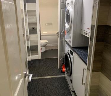 Shotts House | Spacious Holiday let midway between Edinburgh and Glasgow with three shower rooms