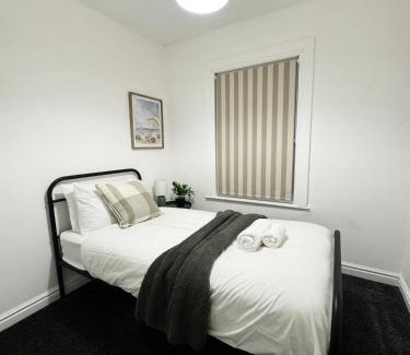 Coventry House | Spacious Home 7Mins to City Centre Free Parking