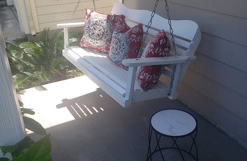 Kingwood House | Spacious home in Houston near the airport, shopping mall, restaurants, and more.