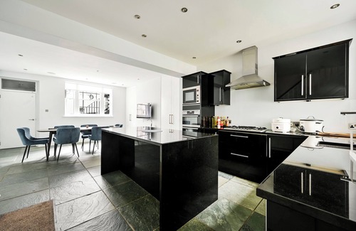 Riverside House | Spacious House, Central Location with 4 Rooms/5 King Beds,