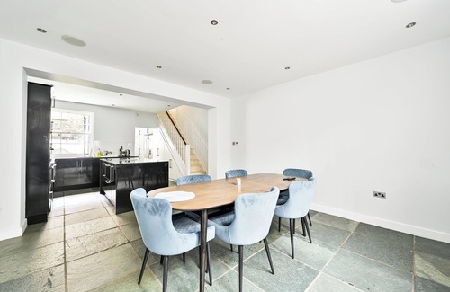 Riverside House | Spacious House, Central Location with 4 Rooms/5 King Beds,