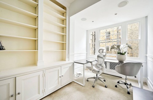 Riverside House | Spacious House, Central Location with 4 Rooms/5 King Beds,