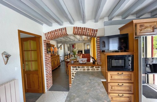La Gonfriere Apartment | Spacious House with Garden & Studio, Close to Nature and Leisure Activities, Pet-Friendly, Sleeps 10+