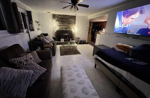 Waterford House | Spacious House with POOL and patio near beaches