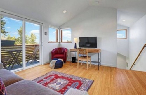 Seattle Metro Area Cottage | Spacious, industrial-modern lakeview cottage in Columbia City/Seward Park