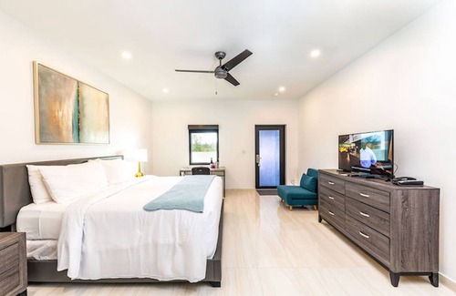 The Bight Hotel | Spacious King Bedroom – Kitchenette, Pool, Bikes, WiFi & Steps to Grace Bay