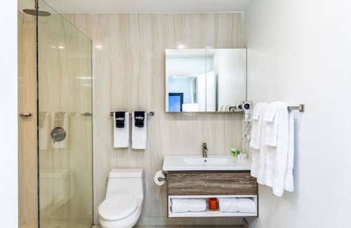 The Bight Hotel | Spacious King Bedroom – Kitchenette, Pool, Bikes, WiFi & Steps to Grace Bay