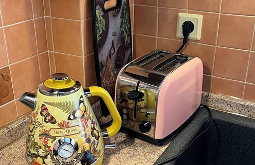 Anafiotika Apartment | Spacious Koukaki Haven-Steps to Akropolis