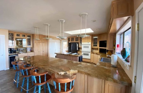 Brownwood House | Spacious lakefront home with stunning views