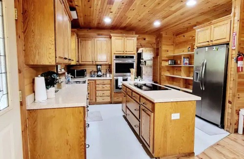 Teague Cabin | Spacious log cabin for country getaway