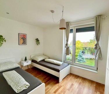 Gerasdorf bei Wien Apartment | Spacious Modern Apartment with Free Parking