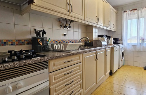 Palhais Apartment | Spacious Modern 3 Bed flat in Lisbon, Expo Summits, City Fun, Shopping & Beaches