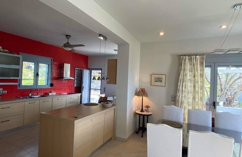 Mytilene House | Spacious , modern beachfront maisonette in a verdant suburb near the city centre