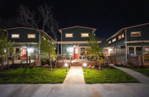 Bridgeport House | Spacious Modern Lux Cabin Hot Tub FirePit Games