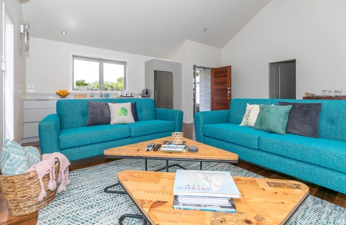 Tamahere Apartment | Spacious Modern Two-Bedroom Apartment