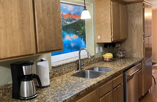 Mount Pleasant House | Spacious Mountain Home 5 min from trails, hiking, SUV, fishing