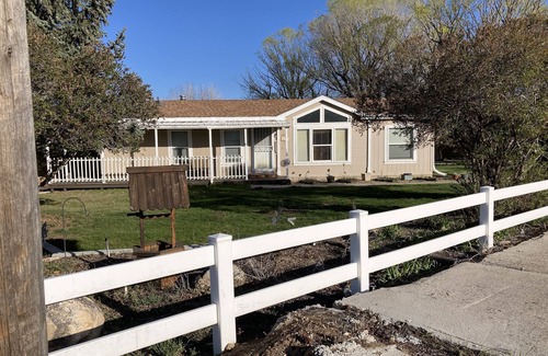 Mount Pleasant House | Spacious Mountain Home 5 min from trails, hiking, SUV, fishing