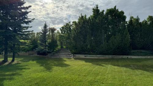 Northwest Calgary House | Spacious mountain view guesthouse