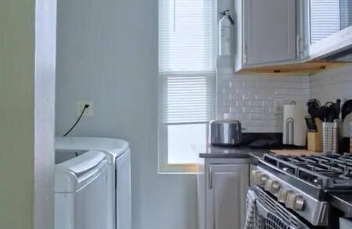 Roxbury Apartment | Spacious multi-level 4 bed/2bath Apt with Parking