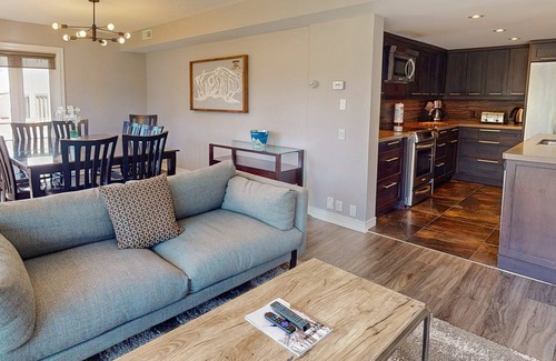 The Blue Mountains House | Spacious Open Concept Condo w/Shared Pool, Blue Mountain View - Walk to Village