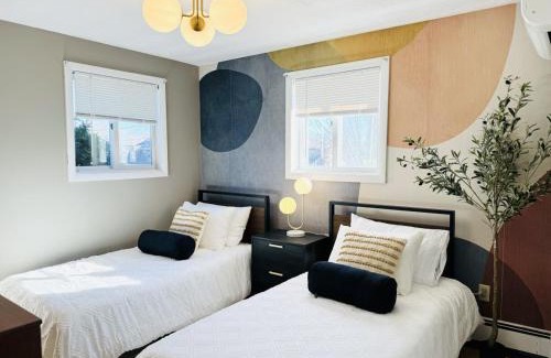 Framingham House | Spacious Poolside Boston Stay Sleeps 8 Pet Friendly