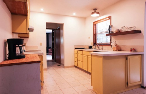 Milwaukie House | Spacious Ranch in Charming Milwaukie-1 mile from Sellwood