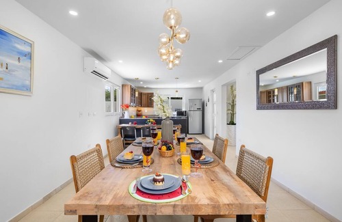 Esmeralda Villa | Spacious Renovated House Prvt Pool 5 min to Bch