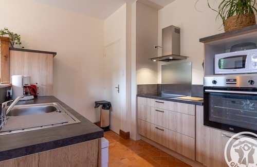 Boce Cottage | Spacious Retreat: 5BR, Games Room, Forest Edge, and Large Garden Close to Château and Zoo