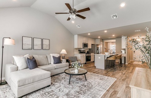 Broken Arrow House | Spacious Retreat with Vaulted Ceilings & Primary Suite!