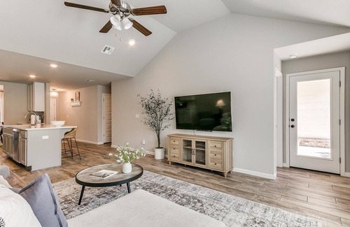 Broken Arrow House | Spacious Retreat with Vaulted Ceilings & Primary Suite!