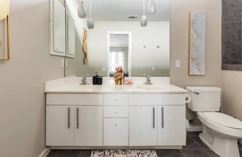 Riverside Terrace House | Spacious Retro Bohemian Getaway: Museum District