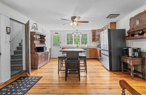 Jamaica House | Spacious Riverfront Home 7 Minutes to Stratton!