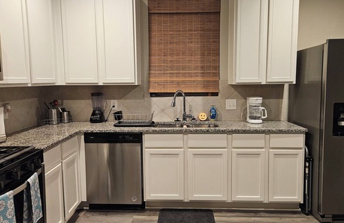 Westfield House | Spacious Room Near IAH - Smart TV, Fast Wifi, Full Kitchen, Yard & Grill