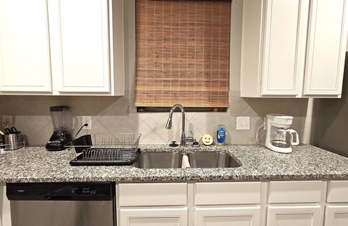 Westfield House | Spacious Room Near IAH - Smart TV, Fast Wifi, Full Kitchen, Yard & Grill