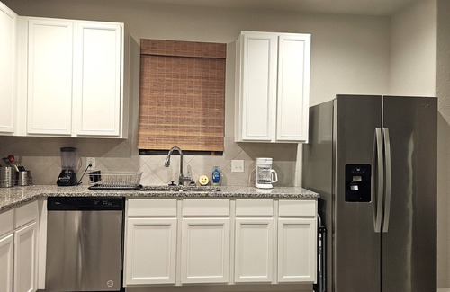 Westfield House | Spacious Room Near IAH - Smart TV, Fast Wifi, Full Kitchen, Yard & Grill